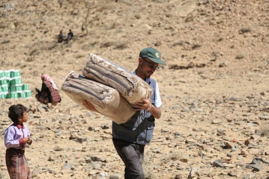 مركز الملك سلمان للإغاثة يوزع المواد الغذائية للنازحين في البيضاء ضمن خطة العمليات الإنسانية الشاملة في اليمن