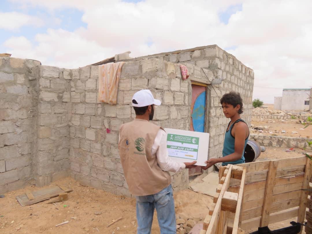 مركز الملك سلمان للإغاثة يوزع 1,875 كرتون تمور في مديرية الغيضة بمحافظة المهرة