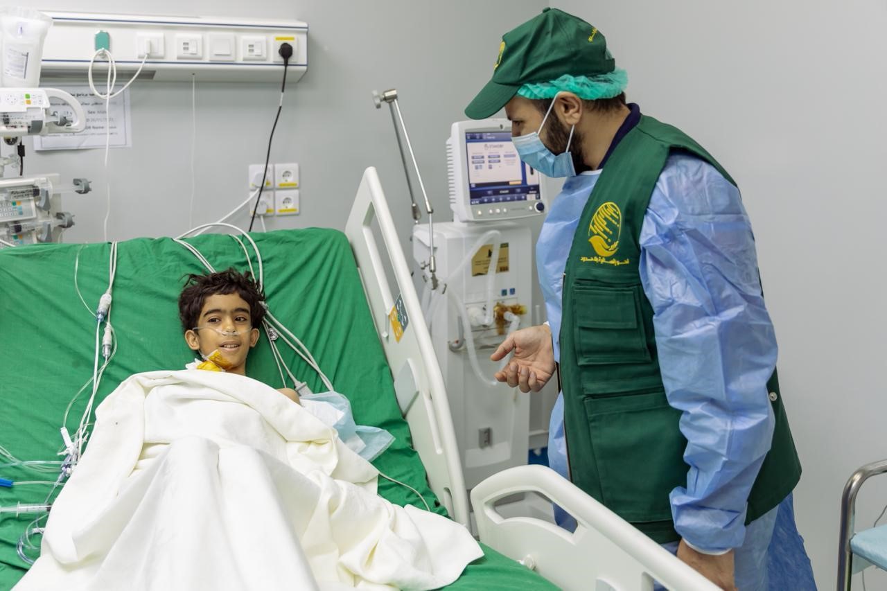 مركز الملك سلمان للإغاثة يختتم حملته الطبية التطوعية الخامسة لجراحة وقسطرة القلب للأطفال في مدينة المكلا