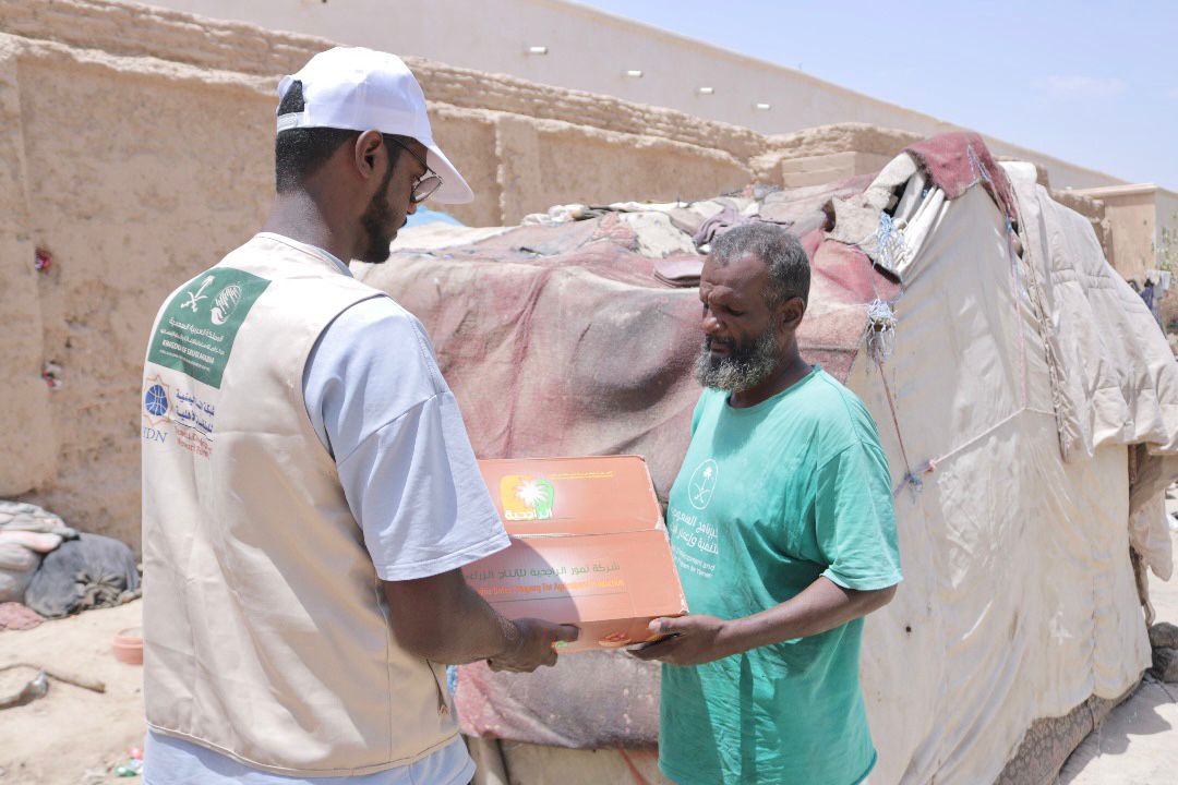 مركز الملك سلمان للإغاثة يوزع 3.000 كرتون تمر في مديرية زنجبار بمحافظة أبين