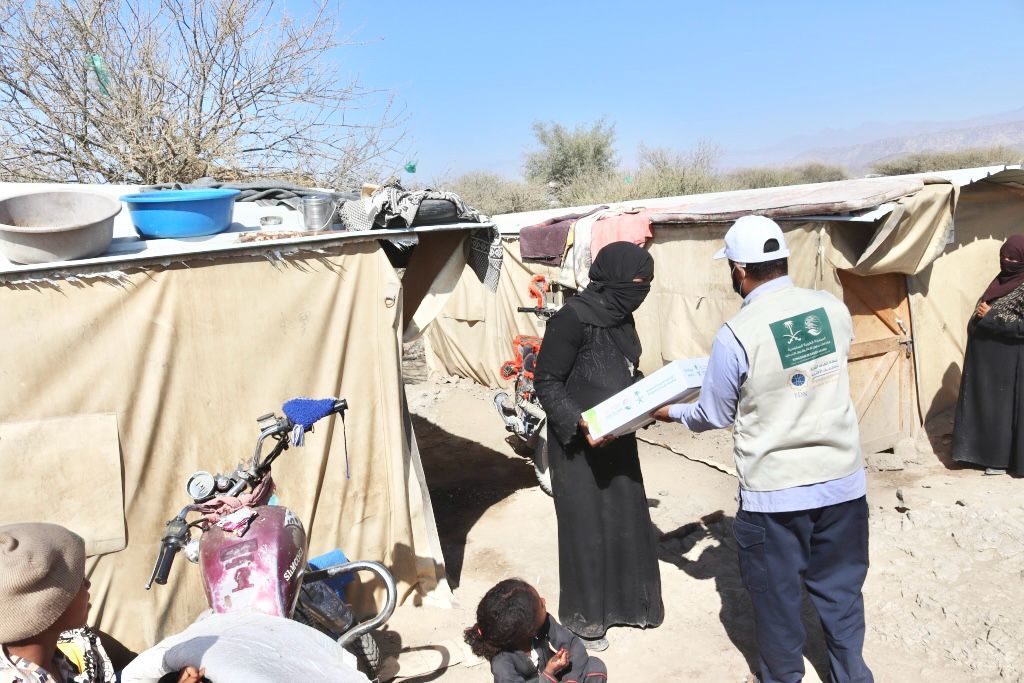 مركز الملك سلمان للإغاثة يوزع 3.000 كرتون تمر في مديرية قعطبة بمحافظة الضالع
